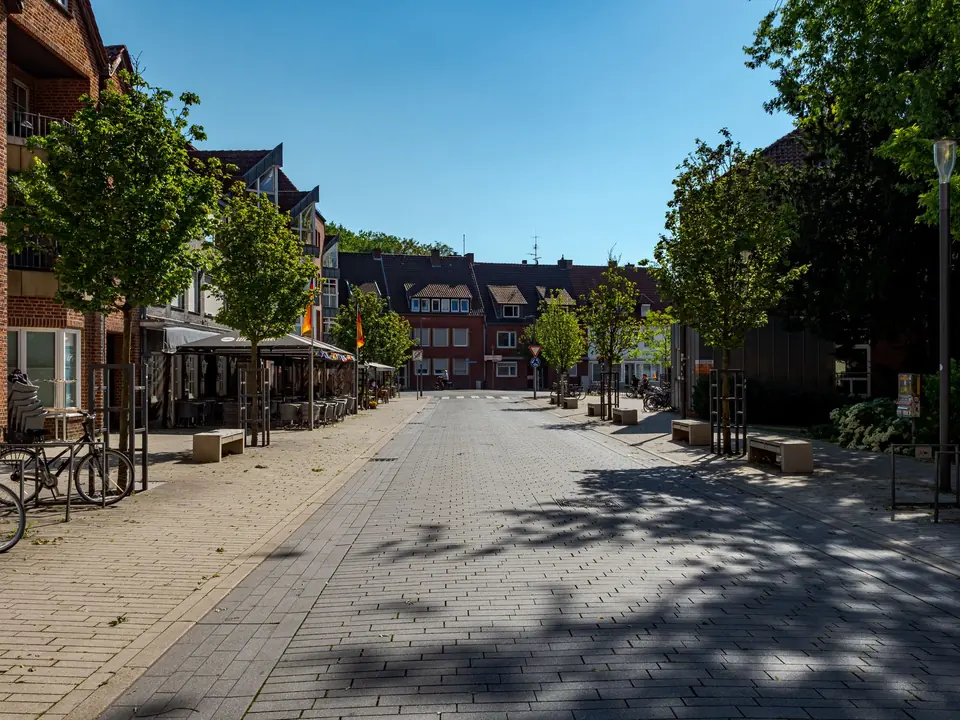 Ein friedlicher Blick auf die Straße von Coesfeld in NRW an einem sonnigen Tag mit klarem Himmel.