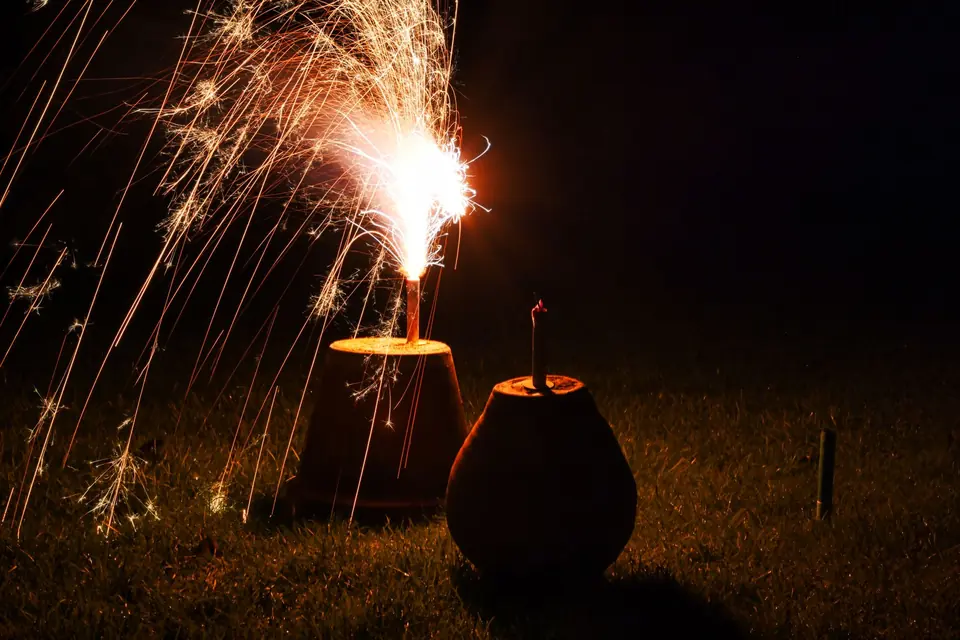 Ein faszinierendes Langzeitbelichtungsfoto von Feuerwerken, die die Nacht in Ibbenbüren, Deutschland, erhellen.